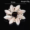 Broscher Fantastiska klara kristaller Rhinestone och Opal Flower Brosch Fancy Gold Color Alloy Female Banket Dress Smycken PINS