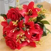 Dekorativa blommor Artificiell blommisimulering Rose Lily Bouquet Silk Wedding Celebration Arrangement Tabell Decoration Valentins dag gåva