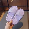 Chinelo meninas chinelos 2023 verão estilo coreano moda malha lantejoulas sandálias de uma forma crianças sola macia sapatos de praia