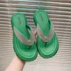 Kapcie zielone grube platforma kryształowe klapki Kobiety Summer 2023 Miękki dolny sandały plażowe buty Kobieta z klipsem krążkowym