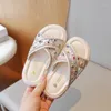 Pantofola 2023 Estate Bambini Pantofole da ragazza in stile coreano Paillettes Scarpe da principessa dolce per bambini con piattaforma classica morbida da matrimonio