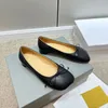 MM6 Casual Shoes Chaussures de ballet Tabi de styliste pour femmes, chaussures de luxe semi-décontractées, chaussures de ballet plates en peau d'agneau, pantoufles en cuir, mocassins à cheville plate, sandales