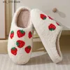 Slippers Komen met Sok Winter Nieuwe Kaii Cartoon Dames Huis Bont Slipper Slaapkamer Strberries Patroon Thuis Vrouwen Pluizige Slippers Slides T230828