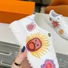 Witte damesschoenen Kleurrijke YK Time Out sneaker Yayoi Kusama Faces Bedrukt kalfsleer Trainer gegraveerd oogjespatroon Monogrammen Bloemen