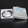 Mostrar 18 Unids / lote 9 * 9 Cm Plata Cuadrado Arco Pulsera de Papel Brazalete Reloj de pulsera Caja de Regalo de Joyería Cajas de papel con caja de favor de cinta Embalaje