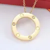 Designer 18K Gold Round Diamond Necklace Love Men's and Women's Pendant Halsband Fashion rostfritt stål halsband Mans valentinsdag för kvinnas smyckespresent