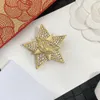 20 stijl Merk Designer Dubbele Letter Koperen Broches Vrouwen Mannen Koppels Luxe Strass Diamant Kristal Parel Messing Broche Pin Metaal Mode-sieraden Accessoires