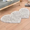 Tapis en forme de coeur Long tapis en peluche tapis Shaggy tapis de sol décor à la maison chambre salon blanc noir tapis couverture de siège de voiture HKD230828