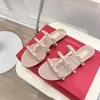 Sandalias planas de gelatina para mujer, chanclas con lazo en V, zapatos de playa con tachuelas, zapatillas con remaches, sandalias tipo Tanga desnudas, moda 35-43