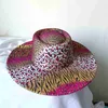 Stingy Brim Hats 9,5 cm Rose Red Leopard Print Fedora Hut 2022 neue breite Krempe Bump Hut Männer und Frauen Mode einzigartigen Stil Damen Fedora Hut Männer J230829