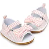 Sandali 2023 Scarpe da bambina Bowknot Love Strisce antiscivolo Suola in gomma morbida Nati Primi camminatori Culla Estate