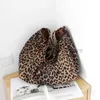 Kvinnlig Tote Designer Väskor Kvinna Handväskor Leopard Casual shoppingväska Vintage One Shoulder Bags Women Designer Väskor Shopping Fashion Casual Väskor