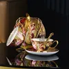 マグカップ豪華なヨーロッパスタイルの金色の高骨茶ティーカップセットブリティッシュセラミックコーヒーカップル磁器マグカフェドリンクウェアギフト230829