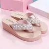 Pantofole a spina di pesce da donna da indossare all'aperto Estate 2023 Scarpe antiscivolo per le vacanze con clip per piede con strass moda rossa online