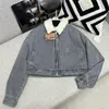 23 FW Chaqueta de diseñador para mujer Blusa de mezclilla bordada con botones de letras de metal Abrigo de bombardero de diseñador Chicas Milan Runway Cuello de solapa de gran tamaño Tops de diseñador Outwear