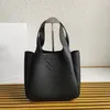 リアルレザーミニハンドバッグファッションデザイナーバッグリバースステッチは、ボックス付きのこのハンドバッグのシルエットの柔らかい丸みを強調しています