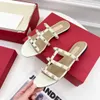 Sandalias planas de gelatina para mujer, chanclas con lazo en V, zapatos de playa con tachuelas, zapatillas con remaches, sandalias tipo Tanga desnudas, moda 35-43