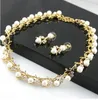 Conjunto de joyería de collar y aretes nupciales de cristal de diamantes de imitación y perlas color crema chapados en oro