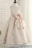 Flickaklänningar Flower Dress Champange Lace Tulle Stain Bow Belt ärmlöst bröllop Barnens första nattvards födelsedagsfest