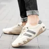 Chaussures de course chaussures en cuir pour hommes marque de luxe baskets décontractées chaussures classique homme mocassins chaussures blanches plat confortable chaussures de sport de mode 230803