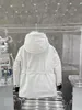 Kanadensiska vinterkvinnors utomhuslång ärm Huva Frankrike Monclair Down Jacket med slipsband, mjuka 90 vita gås ner material, högkvalitativa kontorskläder