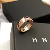 Anéis de luxo para homens anel designer banda mulheres titânio aço gravado carta padrão amantes jóias adequado para muitas aplicações m9bs #