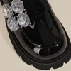 春の新しい甘いクールなミッドヒールサンダルアッパーファッションラウンドダイヤモンド軽量レフー靴デザイナー光沢のある快適な大きな女性靴