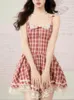 Sukienki swobodne Summer Sweet Red Plaid Mini Sukienka Kobiety Spaghetti Pasek Kawaii Bow Lace French Backless Style Eleganckie zabytkowe przyjęcie w stylu vintage