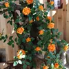 人工花バラの植物植物の絹のガーランド緑の植物ホームガーデンウォールフェンス結婚式の誕生日装飾175cm/69in HKD230829