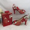Сандалии с красными кристаллами, комплект свадебных туфель и сумки для невесты, женская сумка-лодочка с открытым носком и цветком павлина, вечерние туфли-лодочки на высоком каблуке