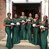 2023 Verde scuro africano con spalle scoperte Sirena in raso Abiti da damigella d'onore Lunghi volant Plus Size Abiti da sposa per ospiti Abiti da damigella d'onore Vestidos