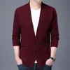 Męskie swetry Wysokiej jakości jesienne płaszcz z długim rękawem z kieszeniami męski dwa guziki sweter vneck szczupły dopasowanie 230828