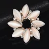 Broscher Fantastiska klara kristaller Rhinestone och Opal Flower Brosch Fancy Gold Color Alloy Female Banket Dress Smycken PINS