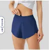 LULULENENS SOMMER TRACK DEN 2,5-tums Hoty Hot Shorts Loose Dreating Snabbtorkning Sport Women's Yoga Pants Kjol Mångsidig Casual Side Pocket Gym Underwear