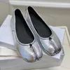 2023 Fashion Tabi Ballet Designer Sandaler Slides Women Flat Loafers Tisters Elegant Split Toe Luxury High Quality Lambskin Calfskin Cotton Foder Dances Loafers