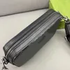 Fashionabla män axelväska lyxdesigner crossbody väska för män klassiska brev underarmsäckar utgående små fyrkantiga väskor kameraväska messenger väska handväska