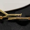 Designer Womens Brooches Letter 18k Gold Plated Glossy Pins Ladies Wedding Party Luxury Minimalist Clothing Decoration Smycken Tillbehör