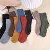 الجوارب الرياضية الشتاء vrouwen dikke warme effen kleur wol harajuku retro koude slip mode toevallige kasjmier modieuze sokken 1pair