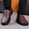 Chaussures habillées Chaussures en cuir hommes 2023 printemps automne nouveau doux décontracté hommes antidérapants semelles épaisses chaussures en peau de vache pour hommes d'âge moyen L0830