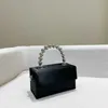 نساء S 2023 New Korea Net Red Horse Karon Pearl Chain Square Square Bag Fashion Handheld One Counter Crossbody 230830