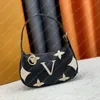 Lyxdesigner Handbag Mini Moon Läder Kvinnor axelväska v präglade hobo påsar lyxiga hobos designers handväskor kvinnors totes lätt påse