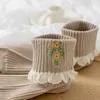 女性の靴下1ペアの花の刺繍ラッフルレースコットンソリッドカラークルーレトロハラジュクミッドチューブ