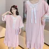 Kvinnors sömnkläder Summer Thin Spets Princess Style Plus avslappnad enkel pit bar pyjamas klänning i mitten av längden