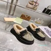 Mulheres de inverno sapatos casuais de viagem de couro de lã de sola grossa bota de designer de lã preguiçosa sapatos quentes moda carta plataforma mulher sapato tamanho grande 35-42