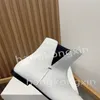 Stivali da donna di lusso firmati invernali in vera pelle. L'esclusivo design con apertura laterale è semplice e facile da abbinare a uno stivale piatto slip-on