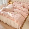 Ensembles de literie Hiver chaud velours polaire ensemble rose matelassé broderie housse de couette blanc dentelle bord jupe de lit épais couvre-lit taies d'oreiller