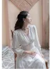 Robes décontractées Dames élégantes Blanc pour femme 2023 Vintage Lanterne Manches Col V Plis Party Night Robe Printemps Y2K Vêtements pour femmes