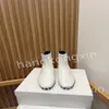 Botas femininas de luxo de designer de couro genuíno de inverno O design exclusivo de abertura lateral é simples e fácil de combinar com uma bota plana deslizante