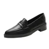 Sukienka buty 2023 Grube angielskie spiczaste miękkie skórzane buty miękkie czarna fasolka wygląda cienkie 230829