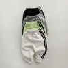 Conjuntos de roupas Roupas de bebê 2023 Stripe Sports Terno Primavera 0-4 Anos Meninos e Meninas Soltas Simples Cor Sólida Camisola Lazer Duas Peças S